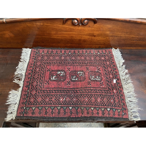 71 - A mid 20th century Persian rug - approx. 75cm x 53cm