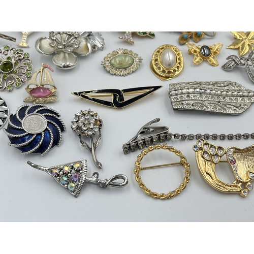 2057 - A collection of vintage brooches to include Mizpah, Sarah Coventry etc.