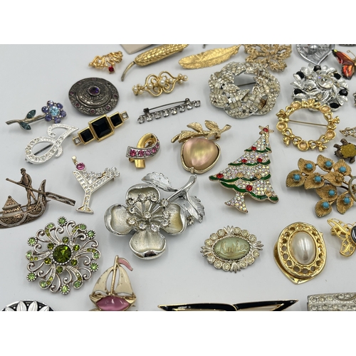 2057 - A collection of vintage brooches to include Mizpah, Sarah Coventry etc.