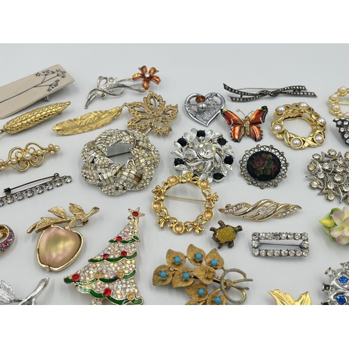 2057 - A collection of vintage brooches to include Mizpah, Sarah Coventry etc.