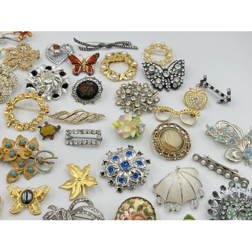 2057 - A collection of vintage brooches to include Mizpah, Sarah Coventry etc.