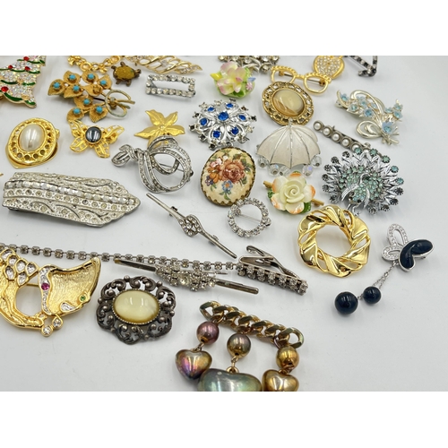 2057 - A collection of vintage brooches to include Mizpah, Sarah Coventry etc.