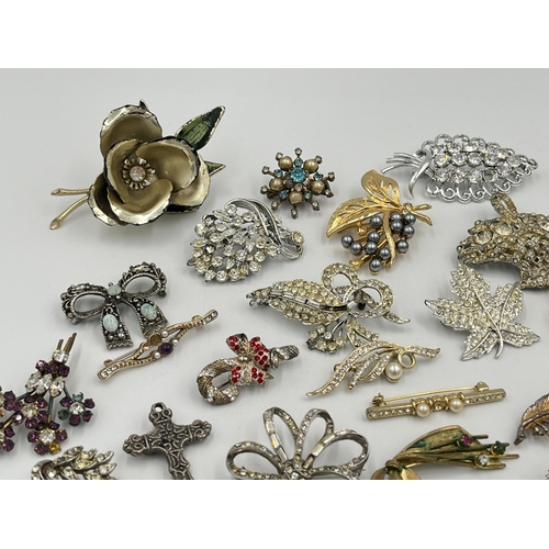 2059 - A collection of vintage brooches