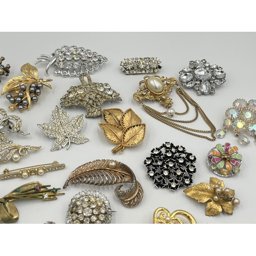 2059 - A collection of vintage brooches