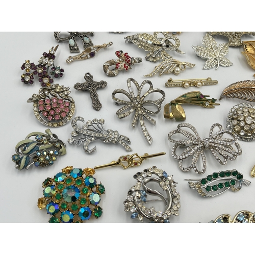 2059 - A collection of vintage brooches