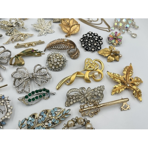 2059 - A collection of vintage brooches