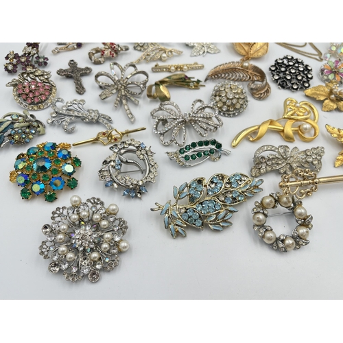 2059 - A collection of vintage brooches