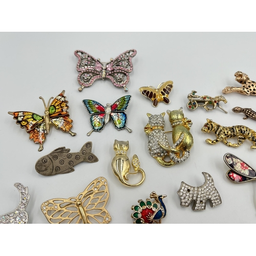 2060 - A collection of vintage brooches