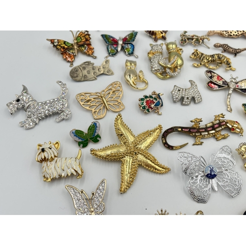 2060 - A collection of vintage brooches