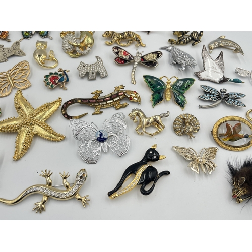 2060 - A collection of vintage brooches