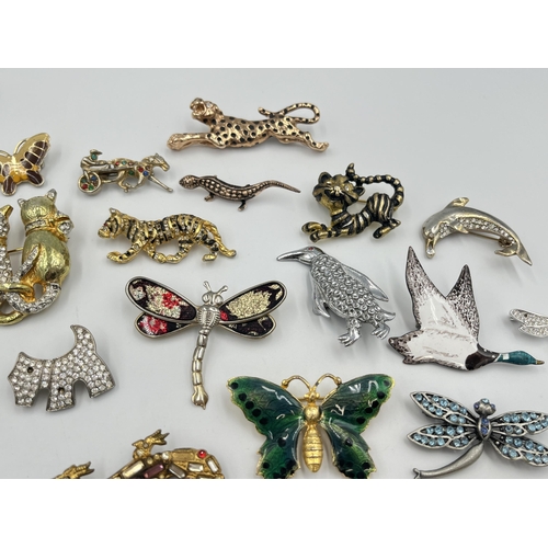 2060 - A collection of vintage brooches