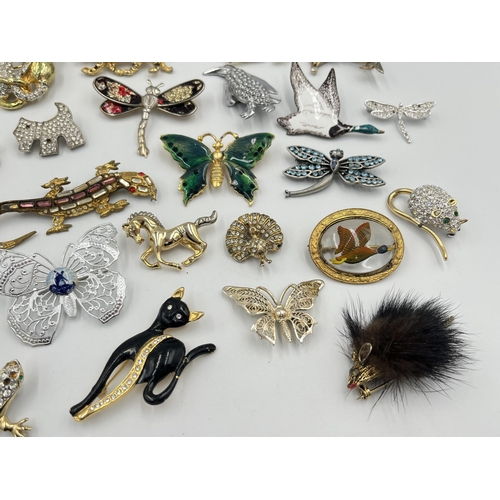 2060 - A collection of vintage brooches