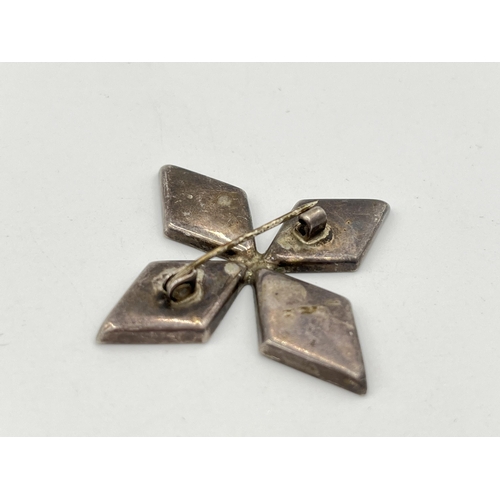 2067 - A white metal and connemara marble floral brooch