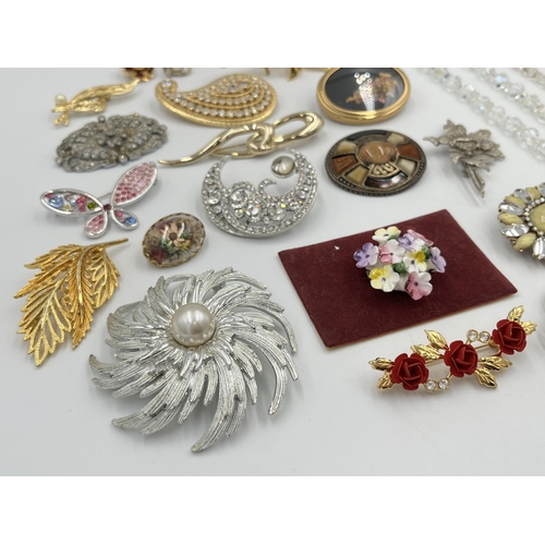 2079 - A collection of brooches to include Sarah Coventry etc. together with a paste necklace