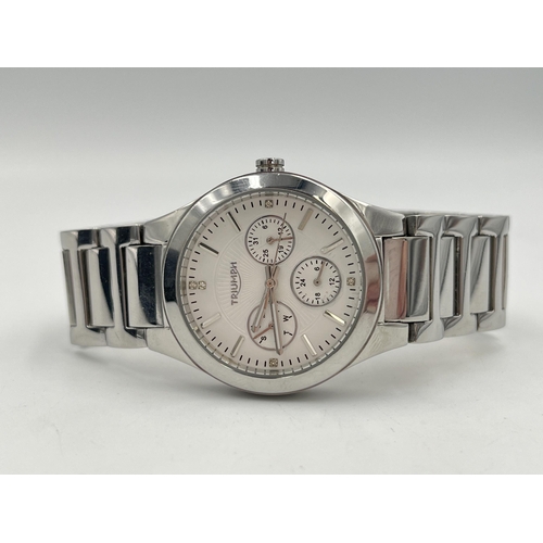 2094 - A boxed Triumph quartz wristwatch with textured dial and cal. VX3J movement