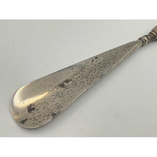 2178A - A Crisford & Norris Ltd. hallmarked Birmingham silver handled shoe horn