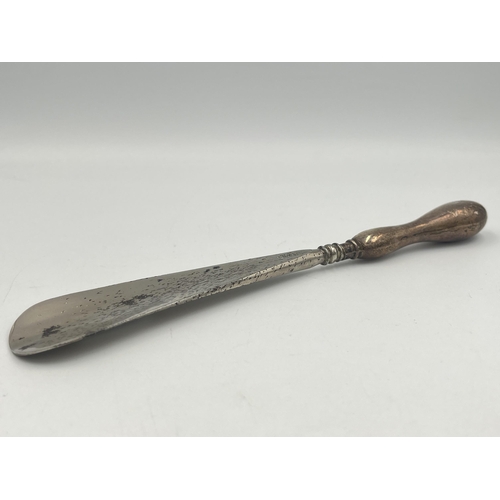 2178A - A Crisford & Norris Ltd. hallmarked Birmingham silver handled shoe horn