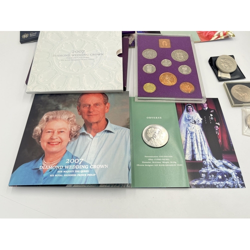 2186 - A collection of Great British Commemorative coins to include H.M. Queen Elizabeth The Queen Mother's... 