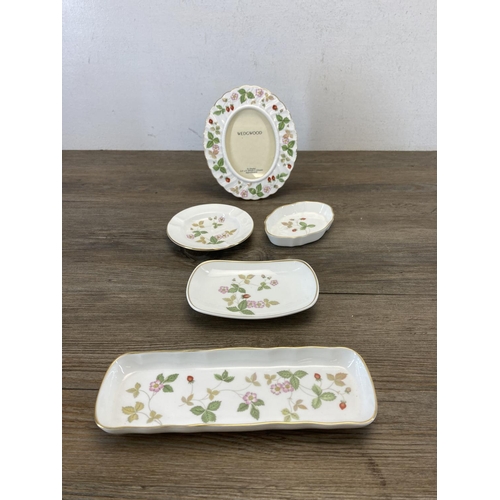 368 - Eleven pieces of Wedgwood Wild Strawberry bone china