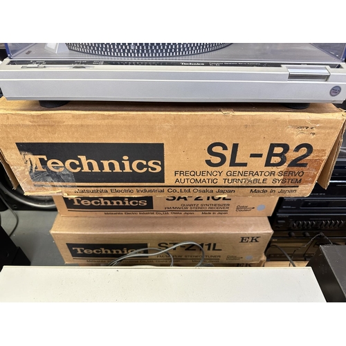 647 - Five items of boxed vintage Technics hi-fi, one SL-B2 two-speed turntable, one RS-M215 Dolby cassett... 