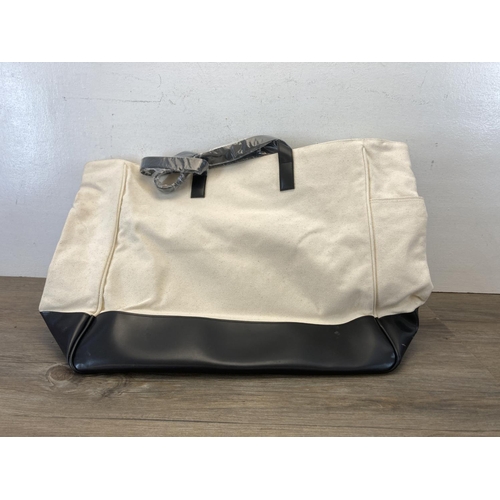 421 - A Calvin Klein tote bag