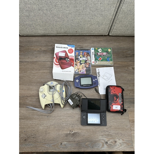 835 - Various gaming items to include Nintendo DS lite, Game Boy Advance and Sega Dreamcast controller etc... 