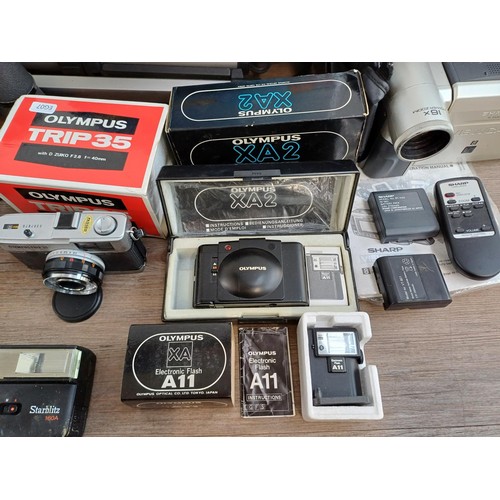 586 - A collection of cameras to include boxed and cased Olympus XA2 compact 35mm with boxed A11 flash, bo... 