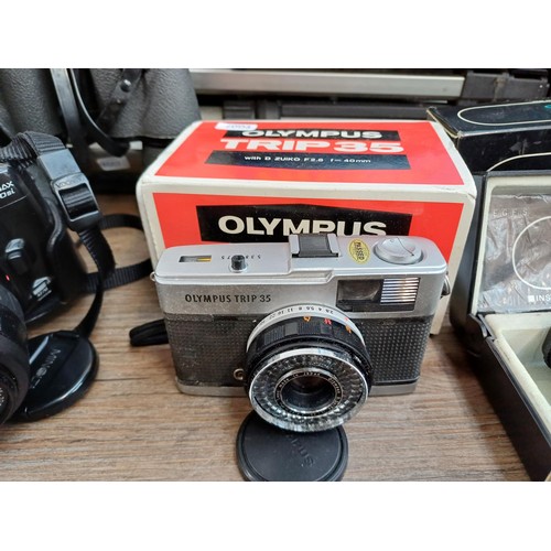 586 - A collection of cameras to include boxed and cased Olympus XA2 compact 35mm with boxed A11 flash, bo... 