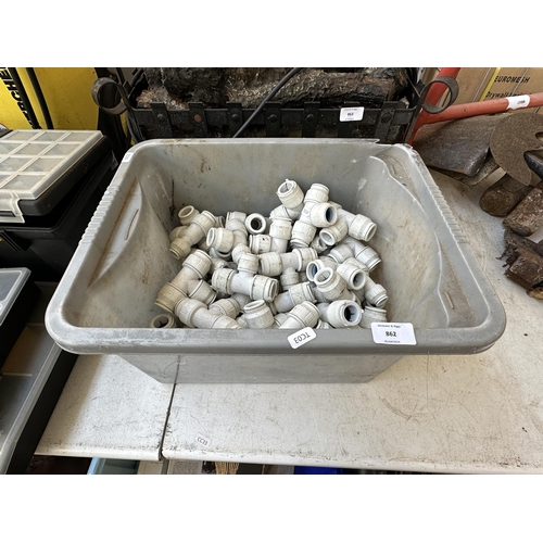 862 - A box containing various 22mm pipe connectors