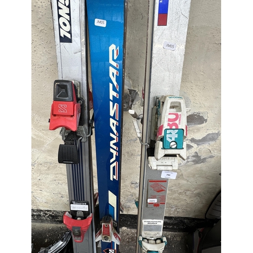 790 - Three sets of skiis, one Kneissl Sportflex Red Star, one Dynastar Median Gt and one Saphir Rossignol