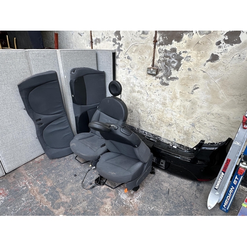 791 - A Renault Clio mk4 rear bumper together with two Fiat 500 front seats and back seat bench