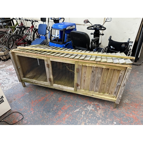 792 - An outdoor rabbit hutch - approx. 82cm high x 144cm wide x 66cm deep