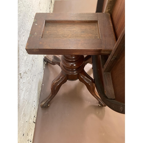 93 - A Victorian mahogany oval tilt top breakfast table on quatrefoil base - approx. 145cm high when tilt... 