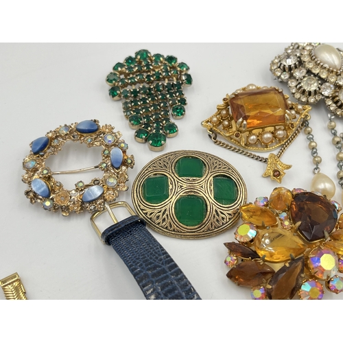 2233 - A collection of costume jewellery to include brooches, coin bracelet etc.