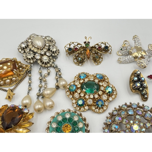 2233 - A collection of costume jewellery to include brooches, coin bracelet etc.