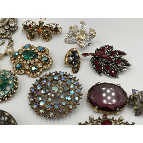 2233 - A collection of costume jewellery to include brooches, coin bracelet etc.