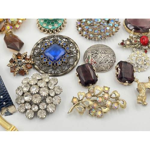 2233 - A collection of costume jewellery to include brooches, coin bracelet etc.