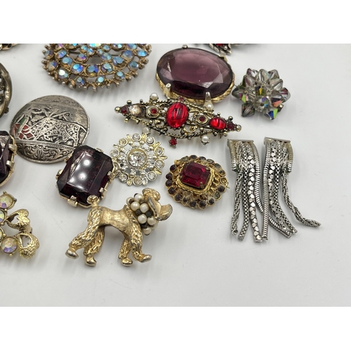 2233 - A collection of costume jewellery to include brooches, coin bracelet etc.