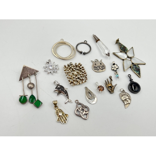 2237 - A collection of .925 silver and white metal jewellery