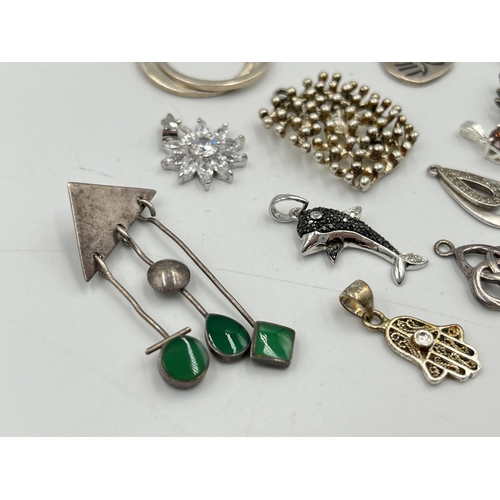 2237 - A collection of .925 silver and white metal jewellery