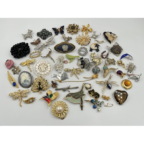 2239 - A collection of vintage brooches