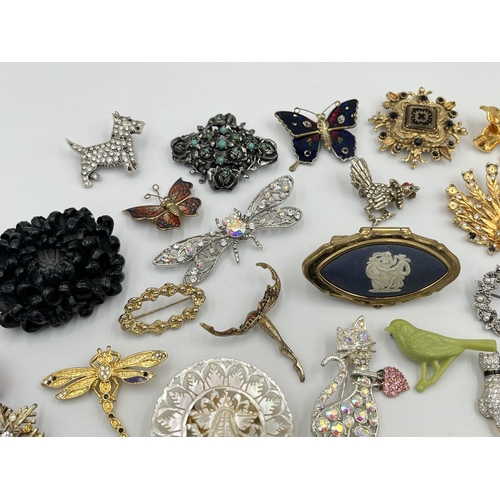 2239 - A collection of vintage brooches