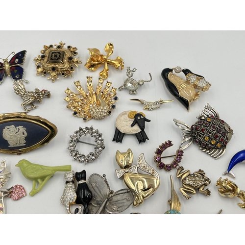 2239 - A collection of vintage brooches