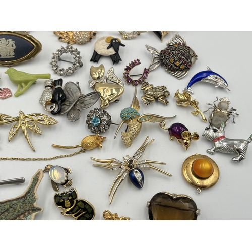 2239 - A collection of vintage brooches