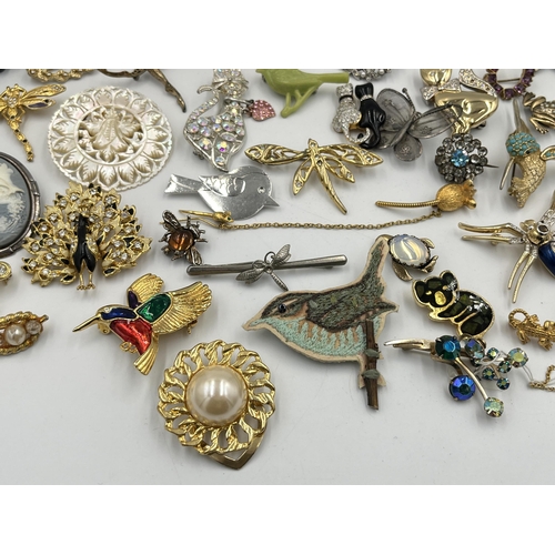 2239 - A collection of vintage brooches