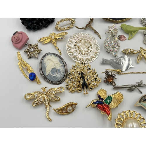 2239 - A collection of vintage brooches