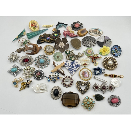 2240 - A collection of vintage brooches