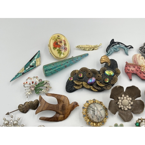 2240 - A collection of vintage brooches