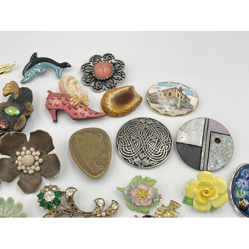 2240 - A collection of vintage brooches