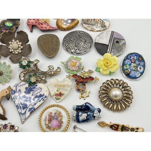 2240 - A collection of vintage brooches